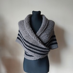 Hand Knitted Claire's Shawl, OUTLANDER Style Wool Shawl, Chunky Shoulder Wrap, Choose Color, Knit Wool Scarf, Triangular Shawl